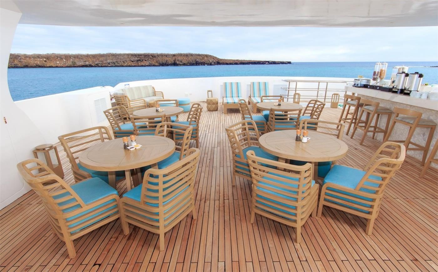 Al fresco dining on the upper deck